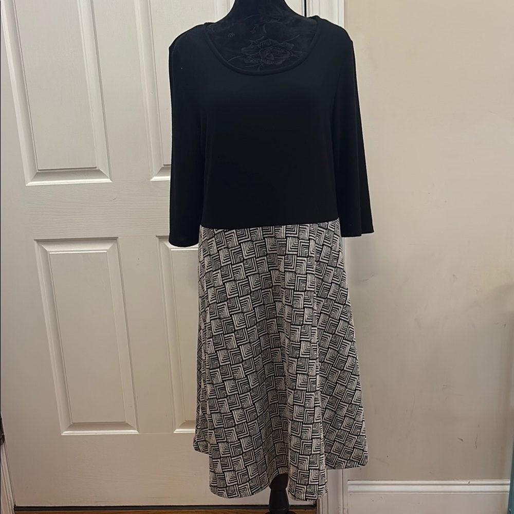 NWT Gilli Elegant Black and white dress